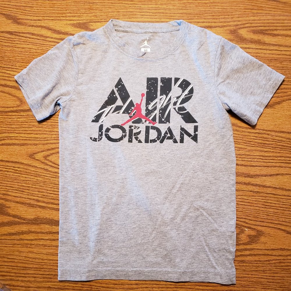 Boy's Air Jordan shirt Size Medium